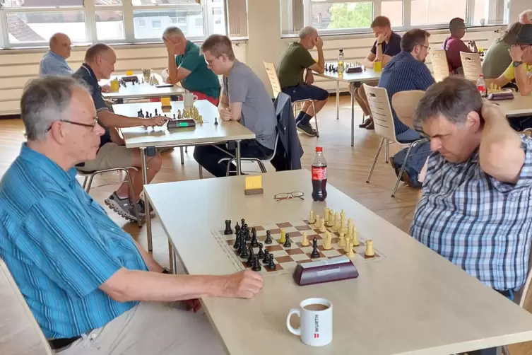 Vorentscheidendes Duell: Turniersieger Ansgar Barthel (rechts) gegen Robert Schnicke.