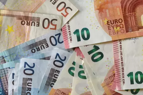 Die Energiekostenpauschale wird versteuert, deshalb bleiben am Ende im Durchschnitt nur 193 Euro. 