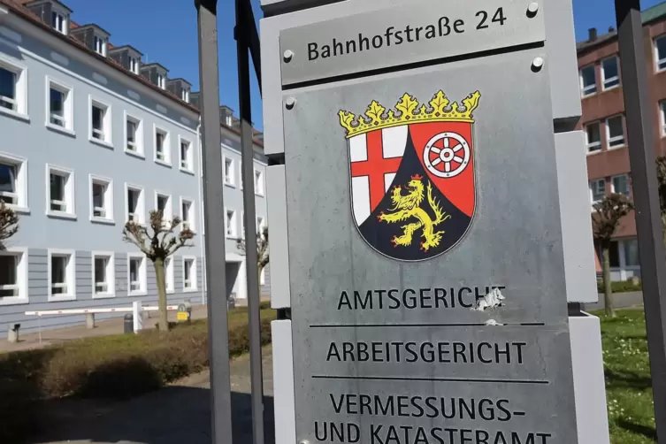 Eine 69-Jährige musste sich vor dem Amtsgericht verantworten, sie war mit Polizisten aneinander geraten. 