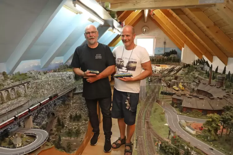 Die Brüder Albert (links) und Uwe Damm haben einen 40 Quadratmeter großen Raum für ihre Anlage. 
