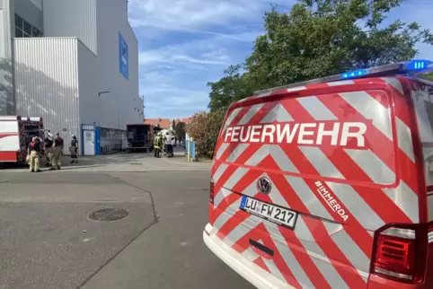 Am Montag war auch die Berufsfeuerwehr aus Ludwigshafen bei Renolit im Einsatz. Am Montag war auch die Berufsfeuerwehr aus Ludwigshafen bei Renolit im Einsatz.