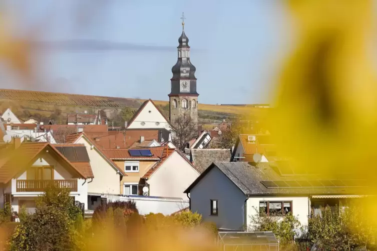 Der Kirchturm in Kallstadt war Teil der Diskussion: Woher kommt der Strom für die Beleuchtung?