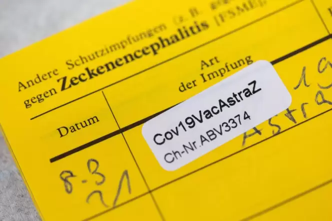 Ein Impfaufkleber mit der Chargennummer.