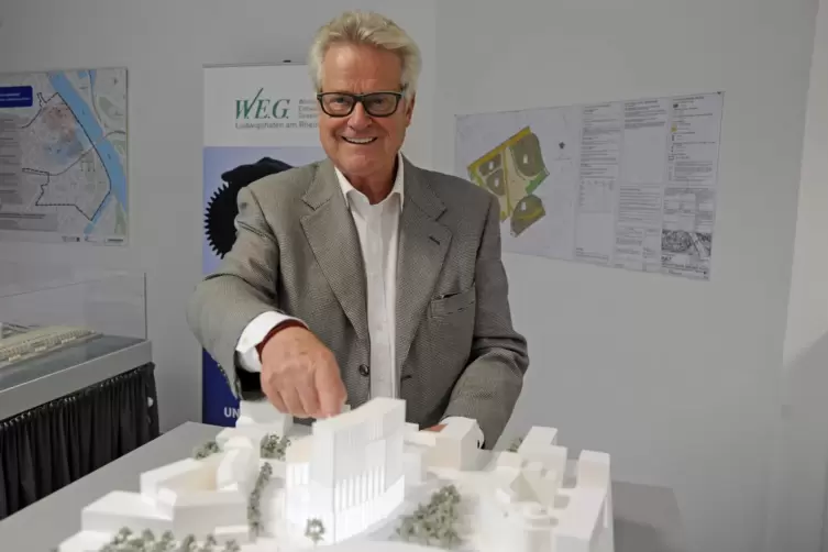 Oktober 2014: Investor G&uuml;nther Tetzner (Timon Bau) pr&auml;sentiert das &bdquo;Metropol&ldquo;-Modell. 