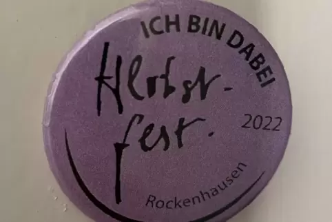 Die beliebten Ansteckbuttons der Herbstfestfreunde gibt es bei mehreren Rockenhausener Geschäften sowie der VG-Verwaltung zu kau Die beliebten Ansteckbuttons der Herbstfestfreunde gibt es bei mehreren Rockenhausener Geschäften sowie der VG-Verwaltung zu kau