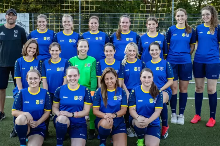 Die Damenmannschaft des SV Ixheim freut sich auf die neue Saison. Unser Foto zeigt (vorne von links) Chiara Haffner, Sarah Lutz,