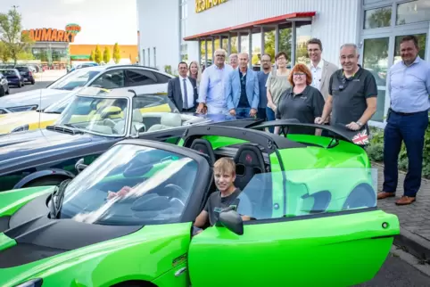 In Sportwagen, auch welchen mit Elektroantrieb, werden schwerstkranke Kinder im September Lebensfreude erleben. Vorne, in einem 