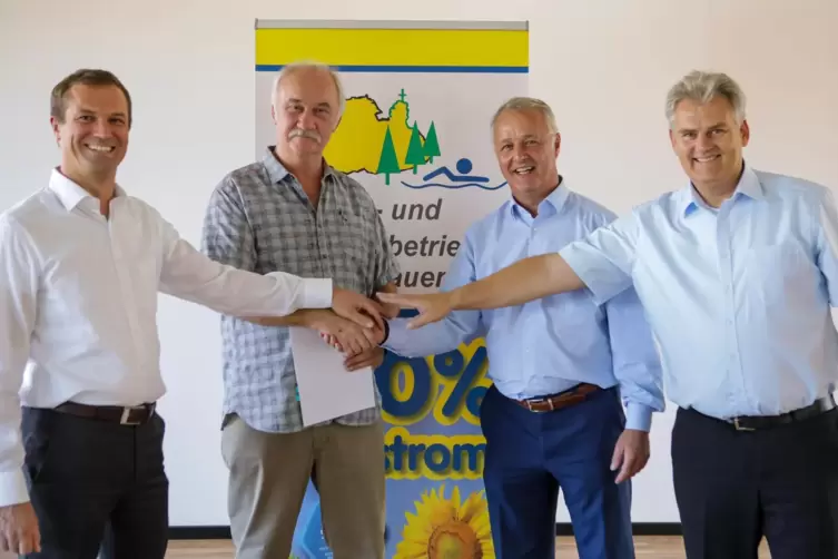 Holger Birl, Vorstand der Pfalzwerke Netz, Ortsbürgermeister Michael Zimmermann und die beiden Vorstandsmitglieder der Stadtwerk