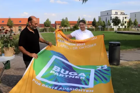 Eine Buga-Fahne fürs rathaus hat Michael Schnellbach (links) Thomas Hirsch mitgebracht. 