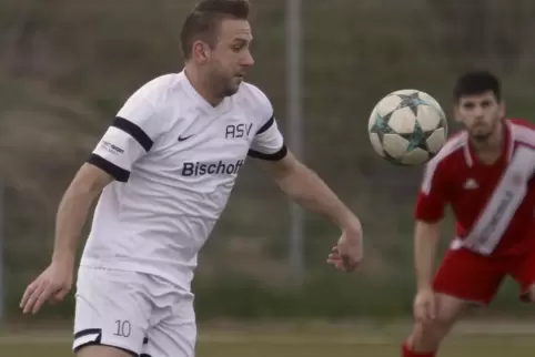In der dritten Verbandspokalrunde trifft sein Team auf den VfR Kaiserslautern: Waldemar Schneider (Spielertrainer des ASV Winnwe