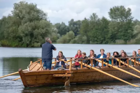 Gemeinsam wird gerudert: Das übt man sehr gut auf dem Römerschiff. 