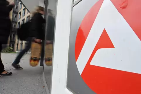 Dass die Arbeitslosenzahl im August leicht gestiegen ist, hängt mit dem Auslaufen von Ausbildungsverträgen Ende Juli zusammen. Dass die Arbeitslosenzahl im August leicht gestiegen ist, hängt mit dem Auslaufen von Ausbildungsverträgen Ende Juli zusammen.
