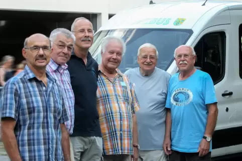 Der Bus mit seinen ehrenamtlichen Fahrern: (von links) Jürgen Hoffmann,Helmut Gollinger,Frank Markgraf,Jahn Hanke, Walter Schulz