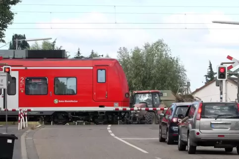 Der Bahnübergang in der Iggelheimer Straße muss für mindestens 24 Stunden gesperrt werden,