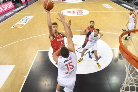 Auf ihm ruhen viele Hoffnungen: Deutschlands NBA-Jungstar Franz Wagner, der hier im Supercup-Spiel gegen Serbien gegen Nikola Jo