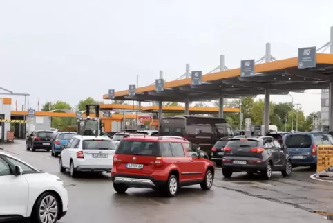 Hochbetrieb an der Hornbach-Tankstelle. 