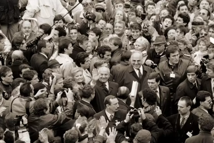 Bad in der Menge: 1990 kamen viele Schaulustige vor den Dom, um Helmut Kohl, seine Frau Hannelore und Michail Gorbatschow zu seh