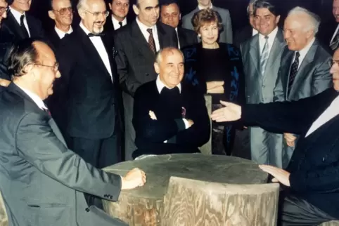 Am 15. Juli 1990 in trauter Runde im Kaukasus: Bundeskanzler Helmut Kohl (rechts), Staatspräsident Michail Gorbatschow (Mitte) u