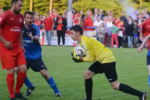 Feste Größen beim SV Obersimten: Torhüter Jan-Alexander Primatschenko und Waldemar Bleck (in Rot).