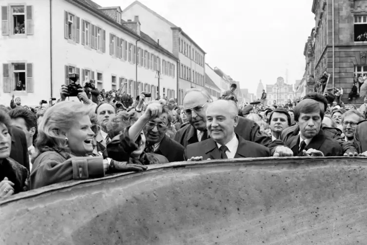 Michail Gorbatschow (Mitte) und Gastgeber Helmut Kohl (dahinter) genießen am 9. November 1990 in Speyer das Bad in der Menge. 