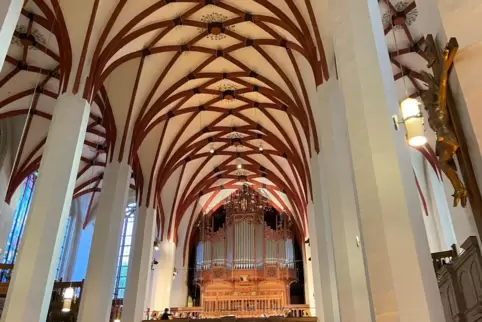 Die Thomaskirche in Leipzig: Blick auf die Westempore in der heutigen Gestalt mit der spätromantischen Sauer-Orgel. Von 1723 bis
