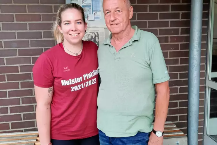 Isabel K&uuml;spert (Spielerin, Chronistin des Vereins und Trainerin beim VBC) mit Norbert Schotth&ouml;fer (Gr&uuml;ndungsmitglied, lange Jahr