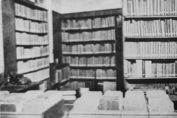 Vollgestopfte Regale: So sah es 1930 im Innern der Einrichtung aus. 