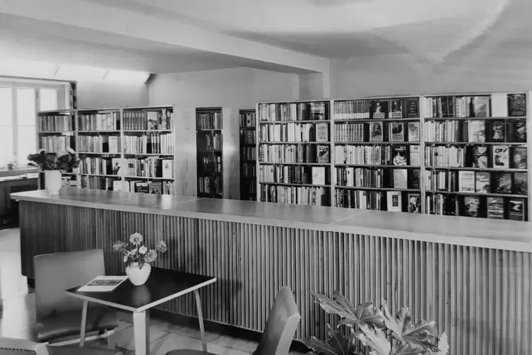 Nach dem Umzug ins Rathaus wurde eine moderne Jugendb&uuml;cherei eingerichtet. Unser Bild stammt aus dem Jahr 1956. 