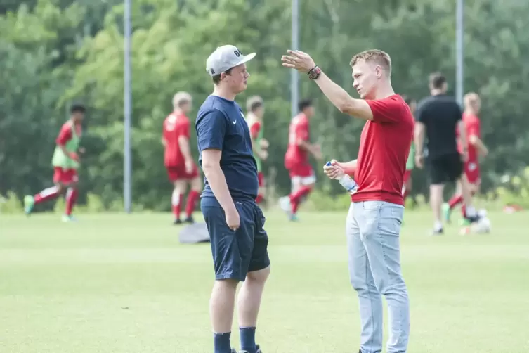 Gemeinsame Wurzeln: Bei einem Testspiel 2018 zwischen der U17 des FCK und des FC Speyer 09 war Dennis Will (links) Trainer in Sp