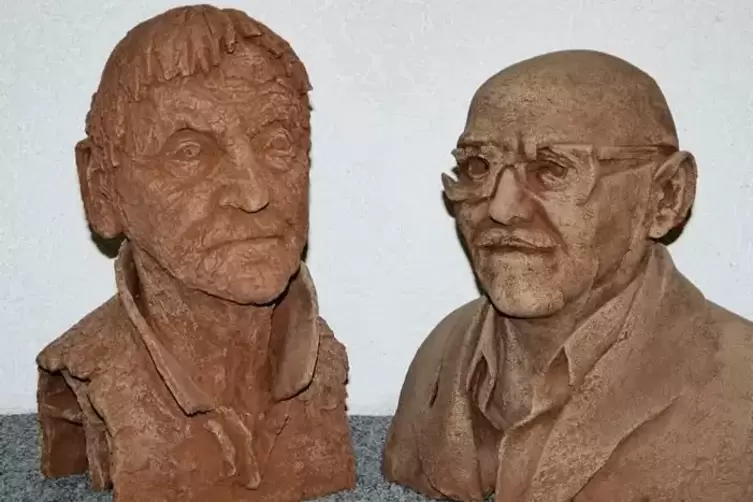 Eberhard Linkes &bdquo;Portr&auml;tk&ouml;pfe von Heinz und Hella Pachen, Terracotta, signiert und datiert, 1985/89. 