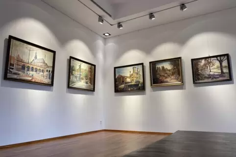 Frankenthaler Ansichten: Motive aus der Stadt dominieren den großen mittleren Raum im Erdgeschoss des Kunsthauses. Frankenthaler Ansichten: Motive aus der Stadt dominieren den großen mittleren Raum im Erdgeschoss des Kunsthauses.