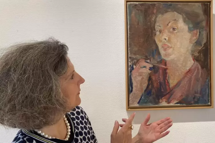 Museumsleiterin Maria Lucia Weigel mit dem ihrer Ansicht nach spannendsten Motiv der Ausstellung: ein Selbstportr&auml;t von Karin Br