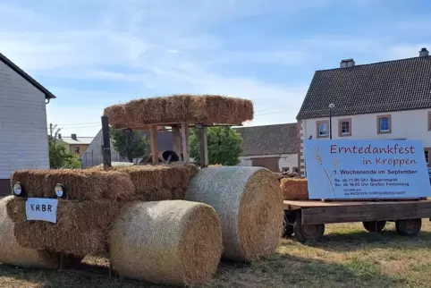 Ein Strohballen-Traktor wirbt für das Erntedankfest.