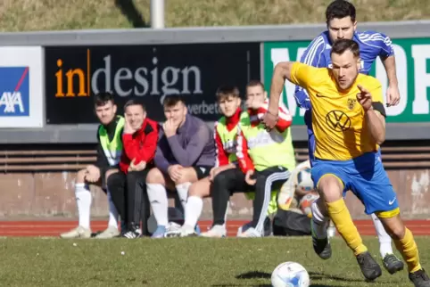 Mit sechs Treffern führt er die Torjägerliste der Bezirksliga Nord an: Fabian Schmitt (SG Rockenhausen/Dörnbach).