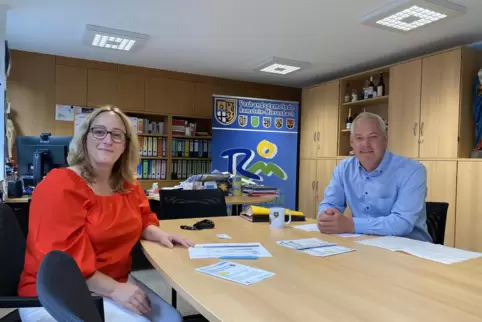 Die neue Sanierungs- und Quartiersmanagerin in der Verbandsgemeinde Ramstein-Miesenbach, Bianca Gaß, mit Bürgermeister Ralf Hech