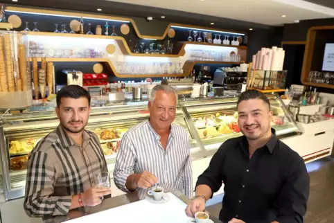 Die beiden Brüder Giuseppe (links) und Angelo Viticchie sind die Köpfe hinter dem Edenkobener Eishersteller La Piazza. Sie freue