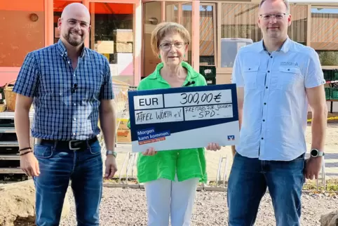 SPD-Vorsitzender Stefan Naßhan sowie den Fraktionssprecher Julian Martin übergeben den Scheck an Uschi Bisanz. 