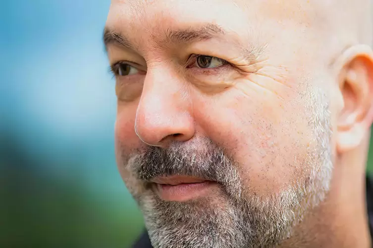 Sieht sich &bdquo;als eine Art Chronist mit einer Haltung&ldquo;: Autor Holger Karsten Schmidt. 