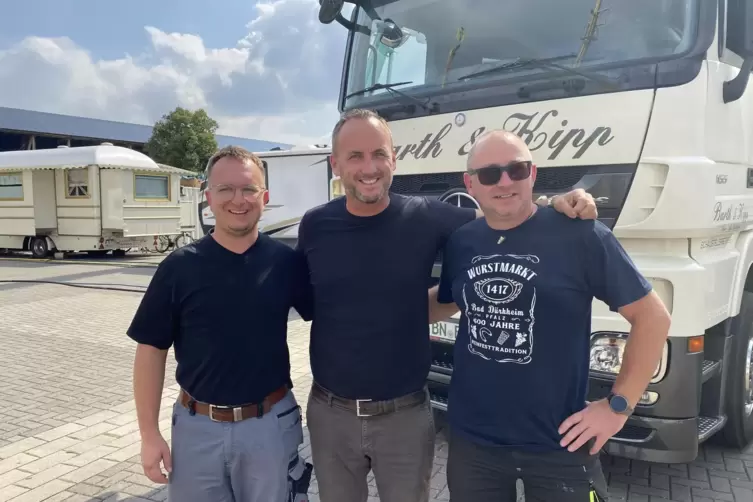 Freute sich &uuml;ber die Hilfe aus Bad D&uuml;rkheim: Schausteller Rudolf Barth (Mitte) mit Steffen Krebs (rechts) und Alexander Brust (l