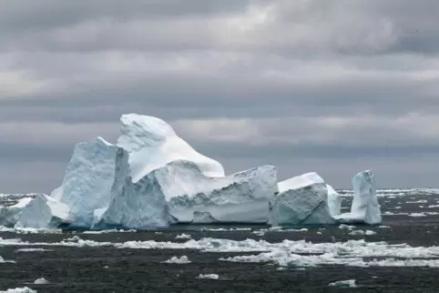 Ein Eisberg, der sich aus der Antarktis gelöst hat, im Südpolarmeer. 