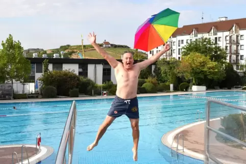 In diesem trockenen Sommer konnte man den Regenschirm allenfalls als Sonnenschirm benutzen – oder als Gaudi damit vom Sprungturm