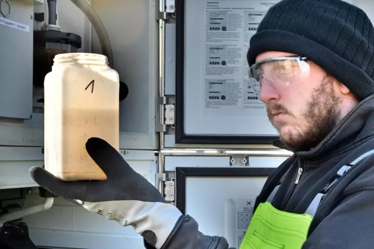 So sehen die Proben aus, die in der Kläranlage in Neustadt für das dortige Monitoring-Projekt entnommen werden.