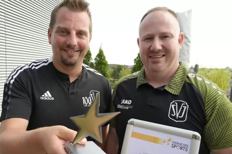 Sascha Grimm (links) und Oliver Lang vom SV Ixheim freuen sich über die Auszeichnung.