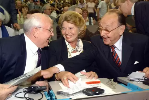 Gorbatschow (links) im Jahr 2002 in Mainz.