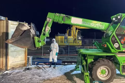 Fass für Fass holte der Spezialbagger aus dem Container. 