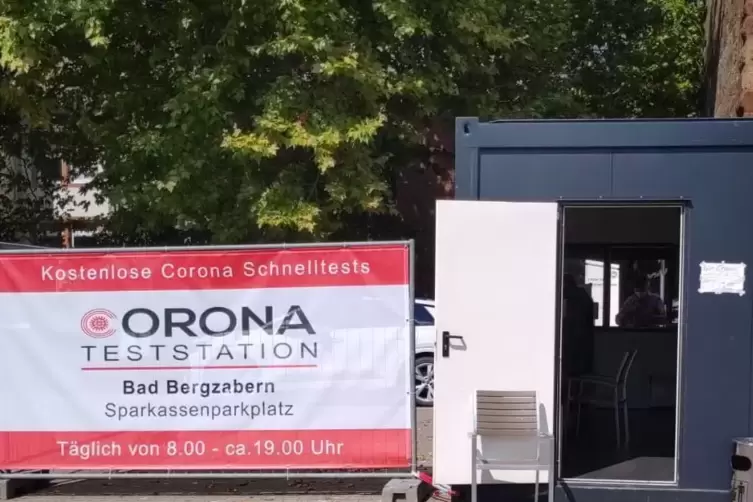 Die Tür an der Corona-Teststation in Bad Bergzabern ist weiterhin geöffnet