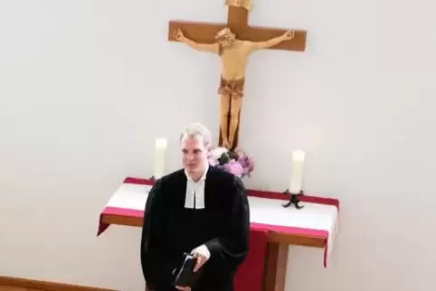 Pfarrer Unbehend bei einem Gottesdienst in Mörsbach im Jahr 2018. 