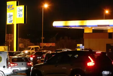 Gegen 22 Uhr am Mittwoch: Lange Schlangen an haben sich an der Jet-Tankstelle in Neustadt gebildet. 