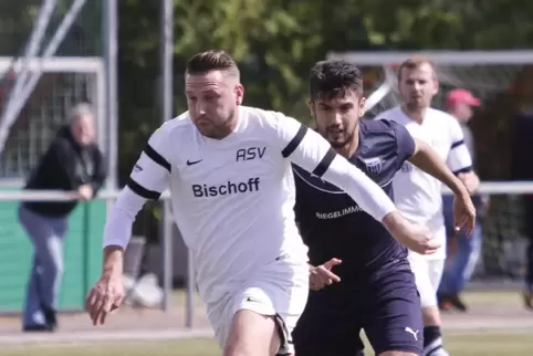Beim Sieg über den VfR Kaiserslautern glänzte er mit drei Toren: Waldemar Schneider, der Spielertrainer des ASV Winnweiler. 