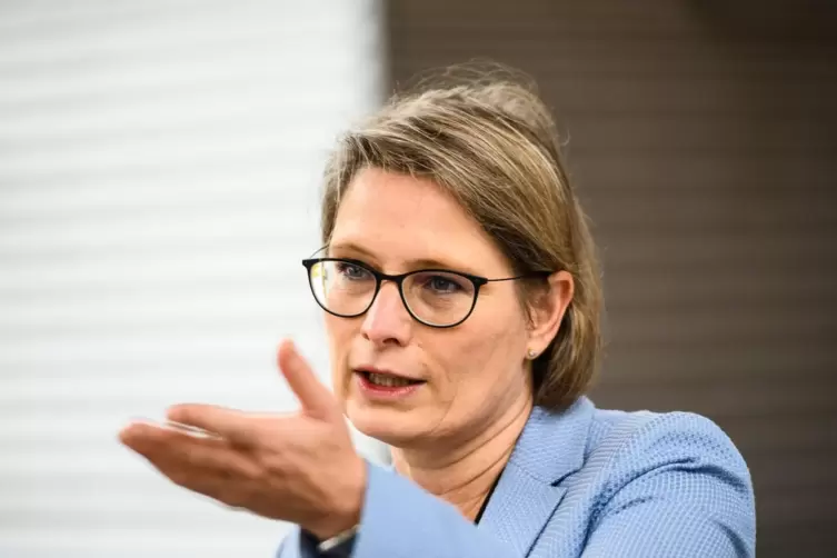 &bdquo;Kinder m&uuml;ssen nicht nur gut lesen, schreiben und rechnen k&ouml;nnen&ldquo;, sagt Ministerin Hubig, &bdquo;sie m&uuml;ssen kreativ und kritisch sein,